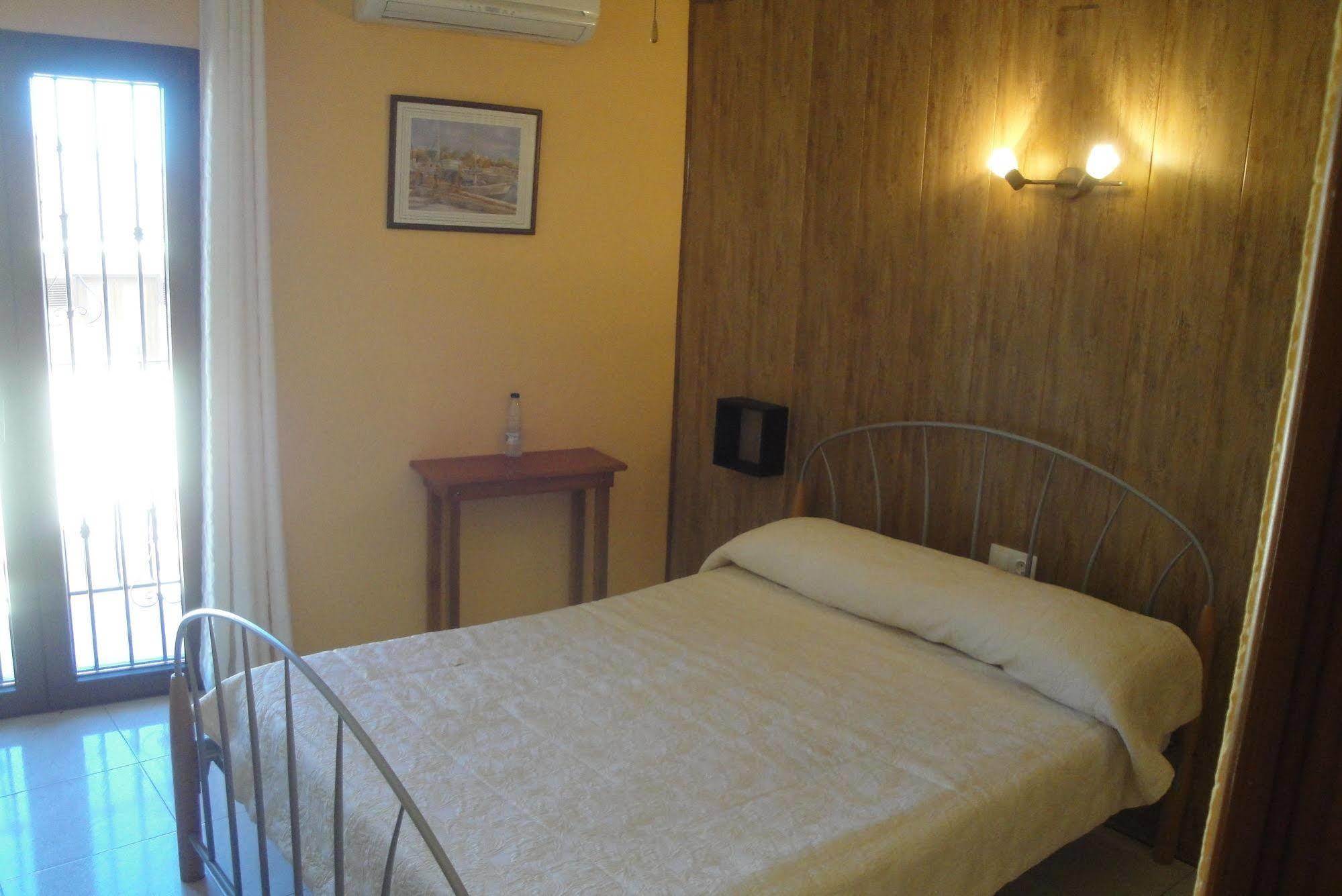 Hostal Cristina Dénia Buitenkant foto