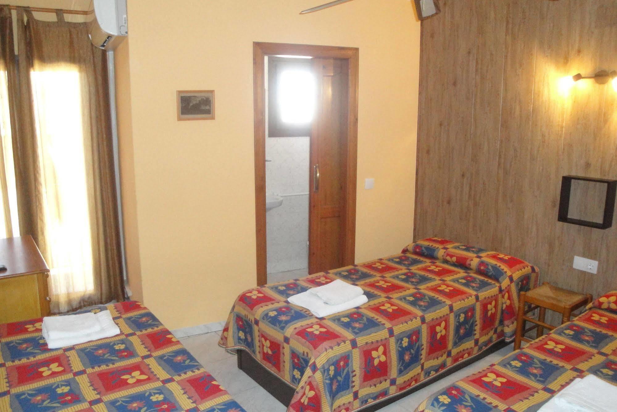 Hostal Cristina Dénia Buitenkant foto