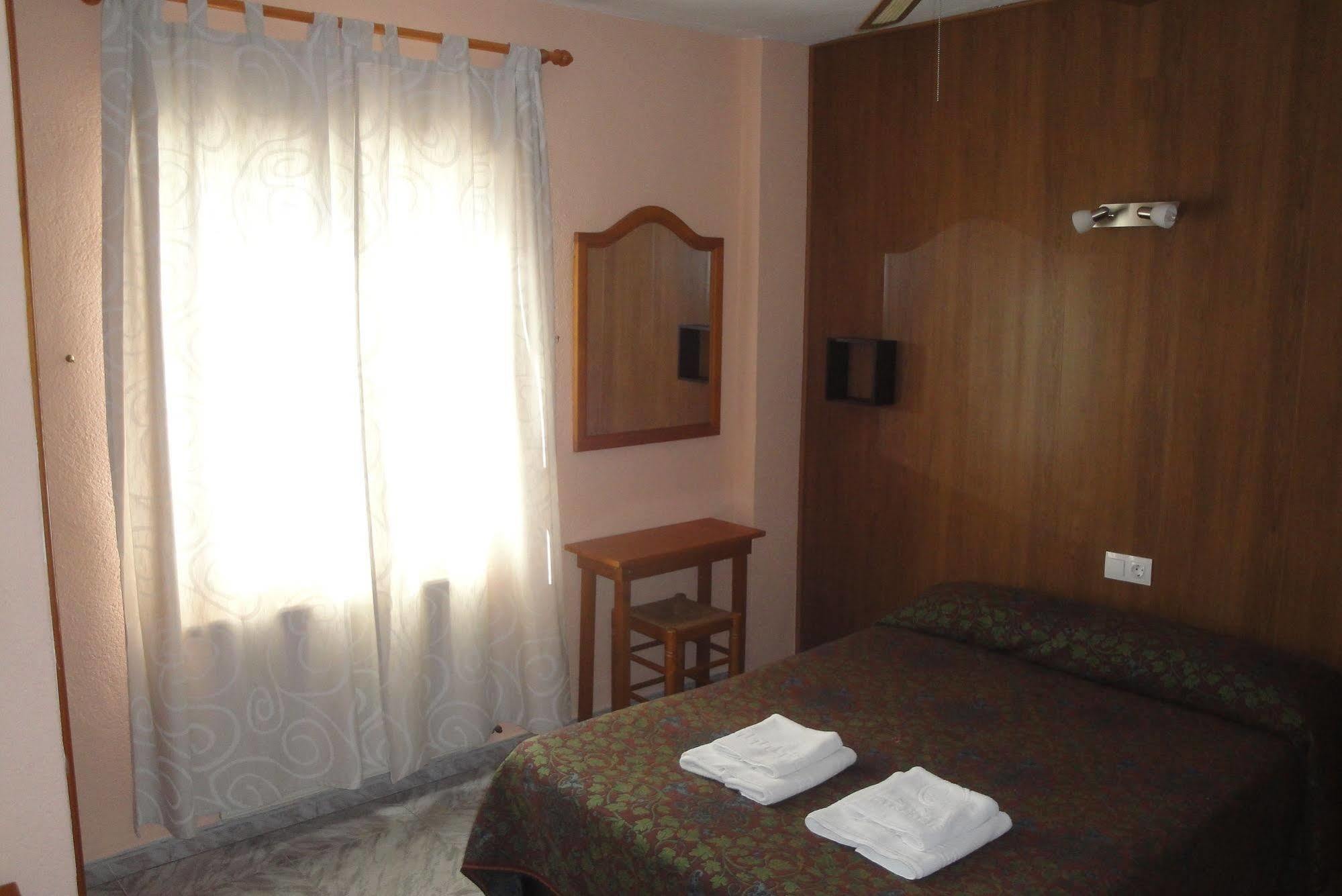 Hostal Cristina Dénia Buitenkant foto